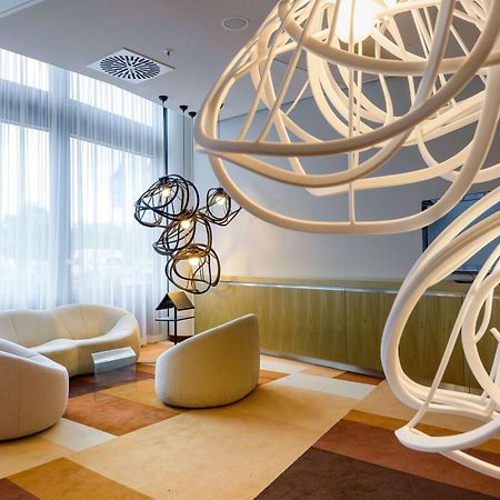 Novotel Muenchen Airport - Newly Renovated Freising Exterior foto "The interior of the hotel is very beautiful"
