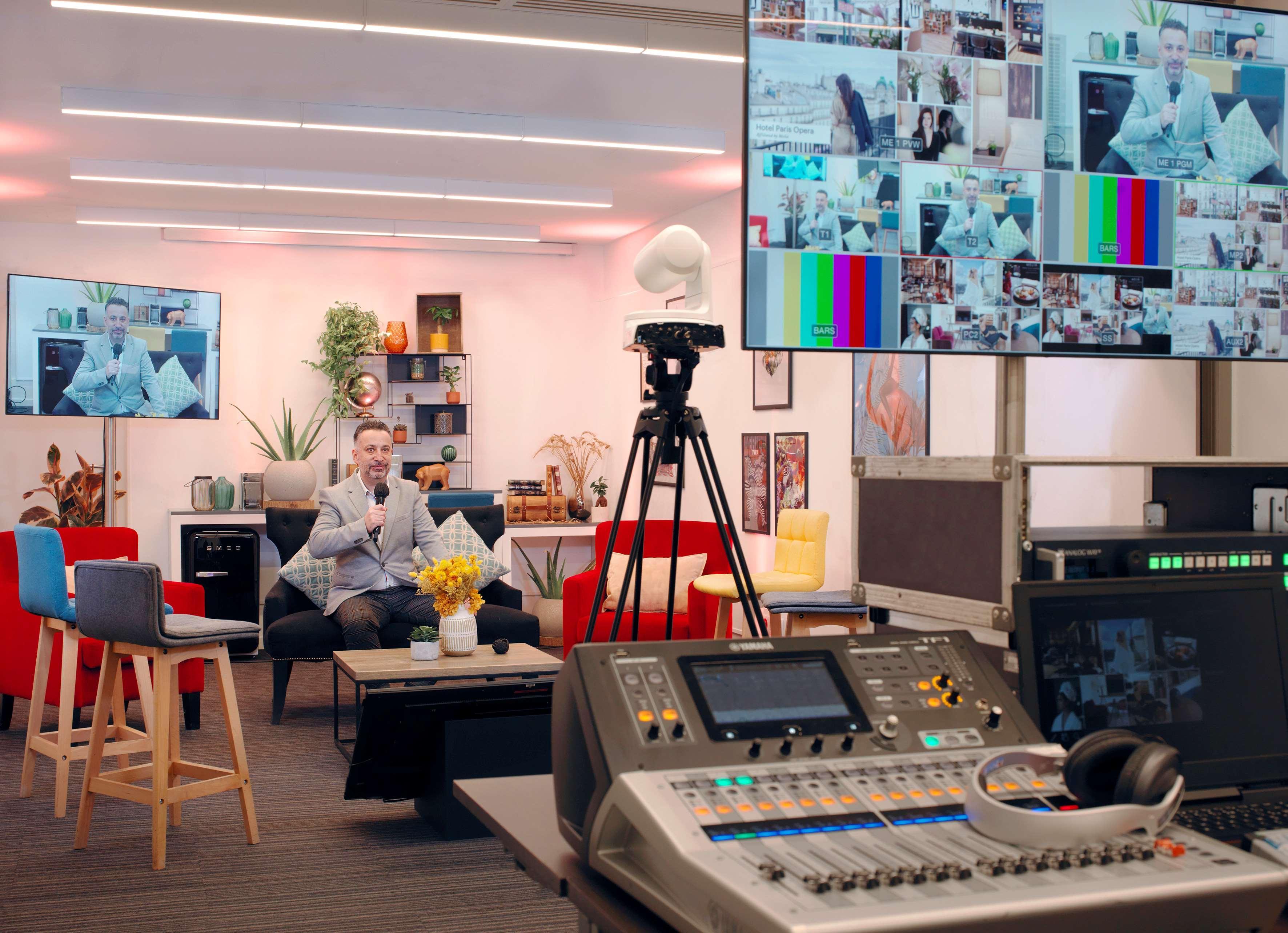 Novotel Muenchen Airport - Newly Renovated Freising Exterior foto A photo of a video production studio