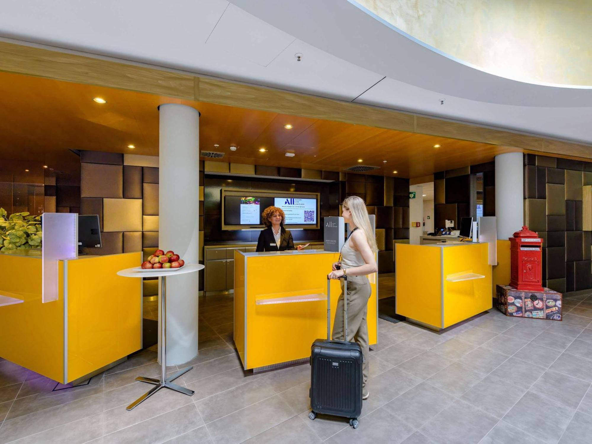 Novotel Muenchen Airport - Newly Renovated Freising Exterior foto Reception desk