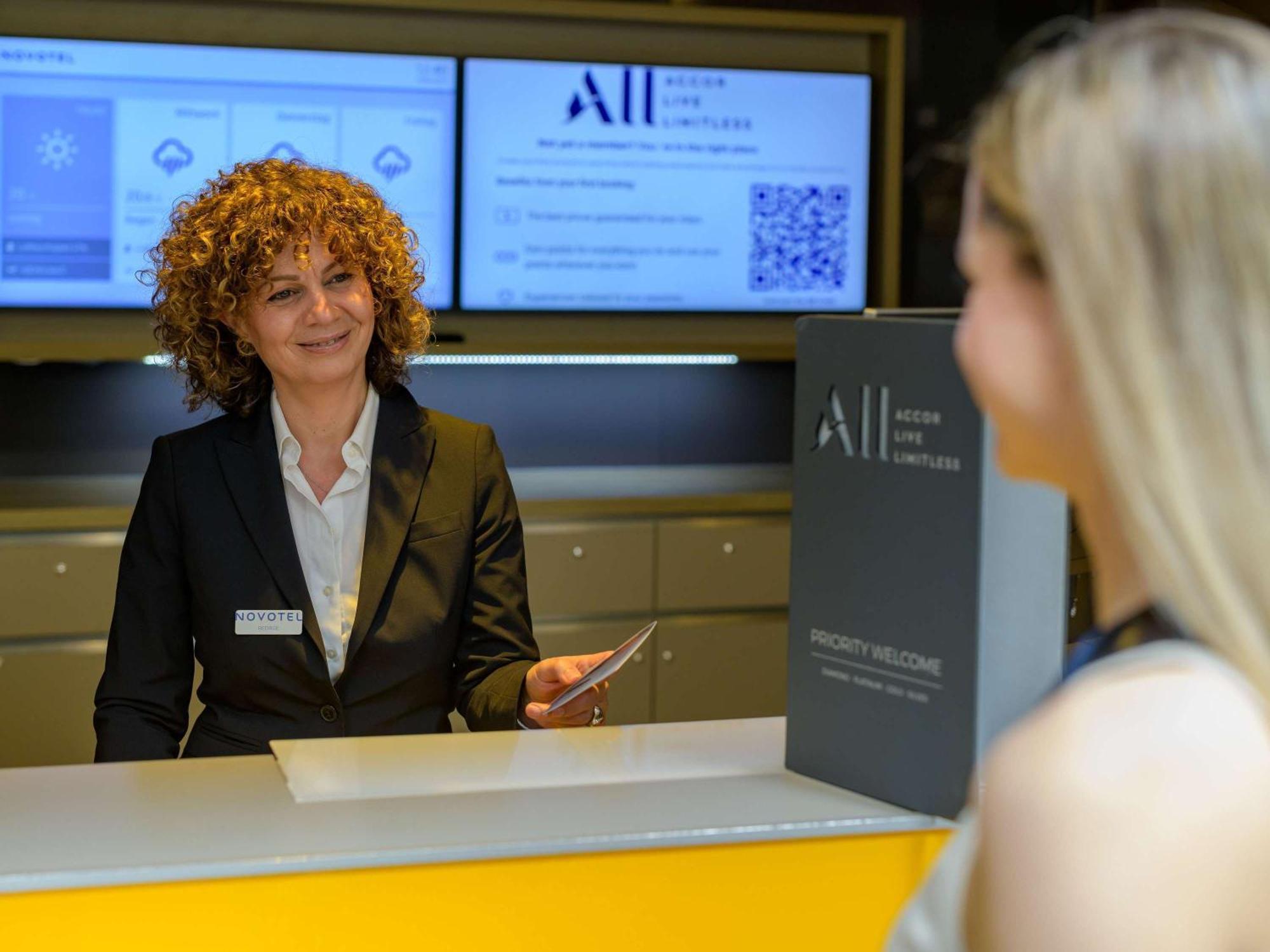 Novotel Muenchen Airport - Newly Renovated Freising Exterior foto Reception desk