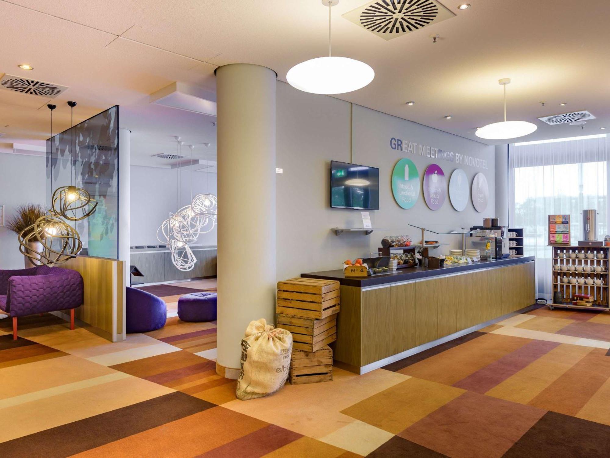 Novotel Muenchen Airport - Newly Renovated Freising Exterior foto Reception desk