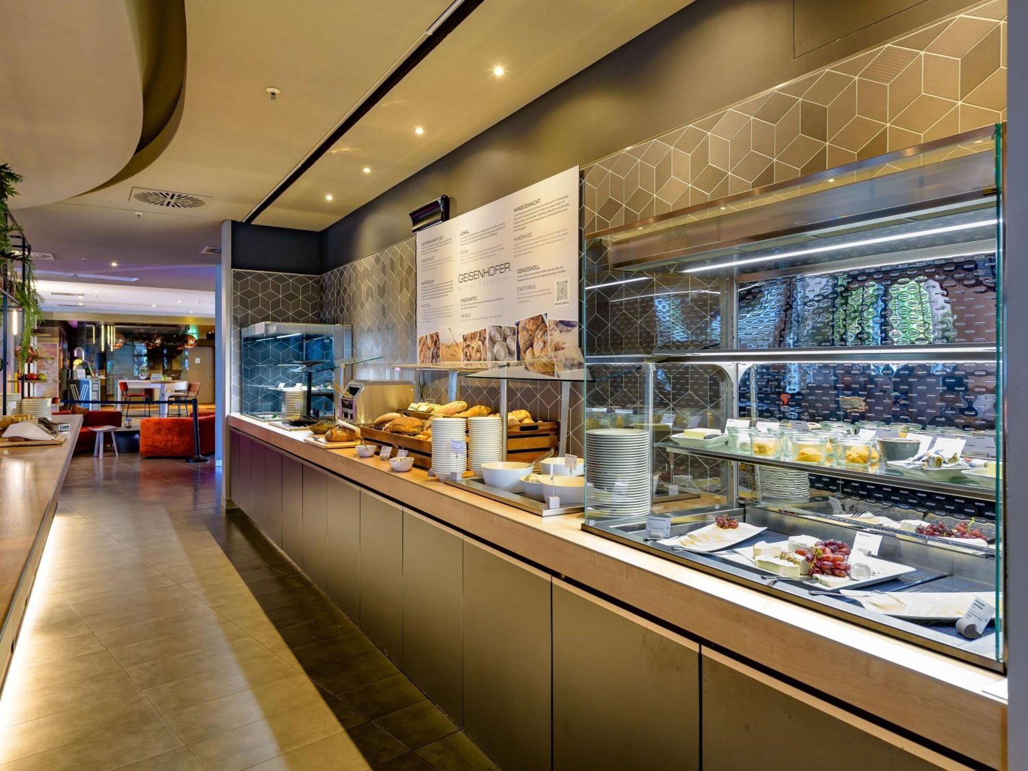 Novotel Muenchen Airport - Newly Renovated Freising Exterior foto Breakfast buffet at the hotel