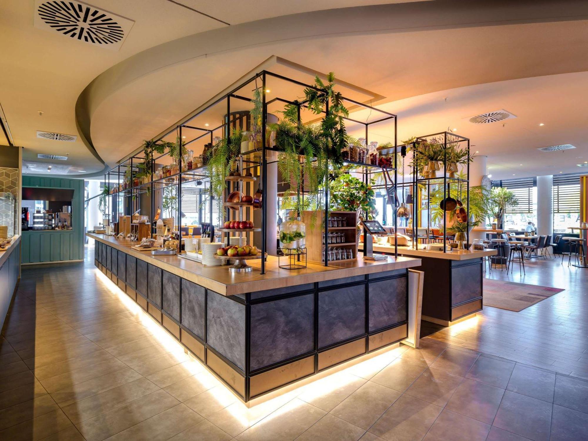 Novotel Muenchen Airport - Newly Renovated Freising Exterior foto Breakfast buffet